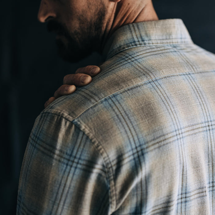 fit model showing the back of The California Heathered Sky Plaid
