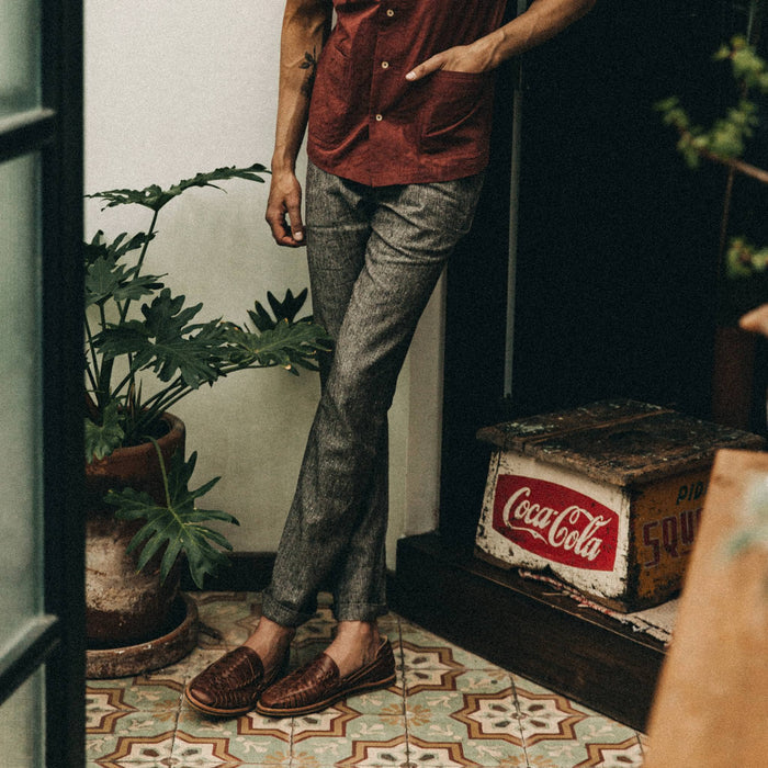 fit model wearing The Easy Pant in Espresso Linen, cuffed with shoes