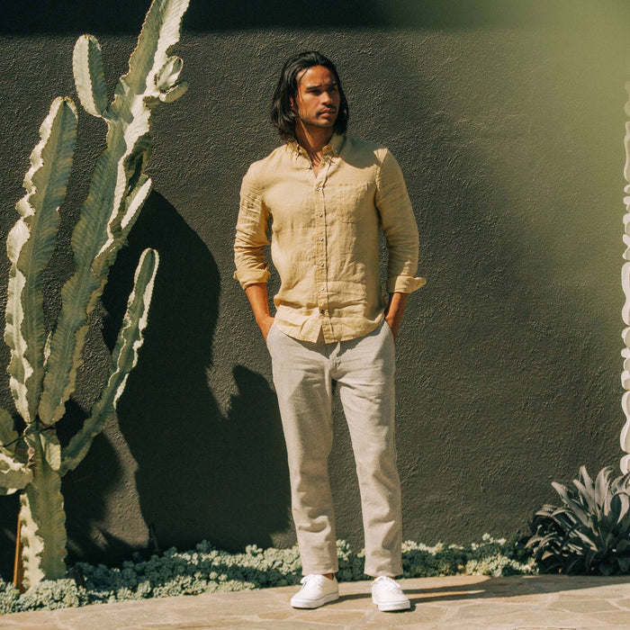 fit model wearing The Easy Pant in Natural Herringbone