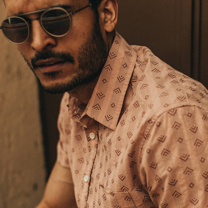 fit model wearing The Short Sleeve California in Arrowhead, collar cropped detail shot