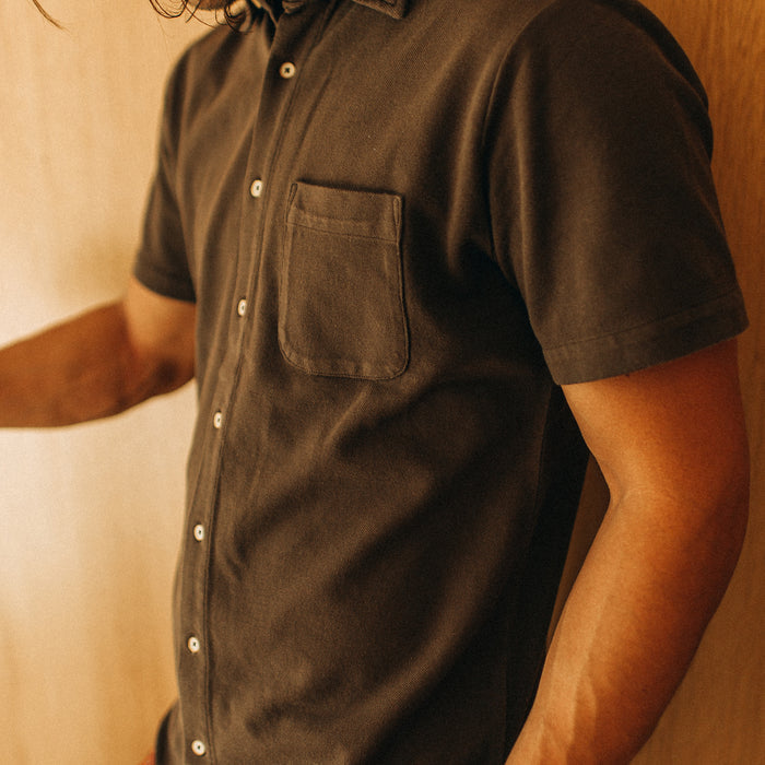 fit model showing the side of The Short Sleeve California in Espresso Pique