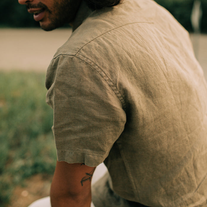 fit model showing the back of The Short Sleeve Western in Olive Linen