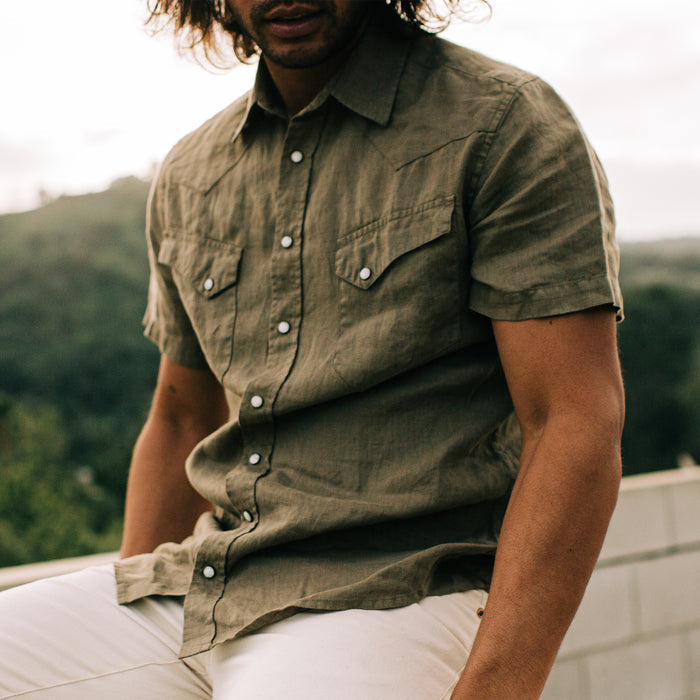 fit model wearing The Short Sleeve Western in Olive Linen