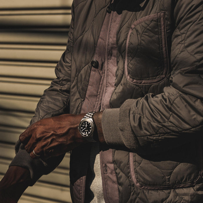 our fit model wearing The Taylor Stitch x Alpha Industries ALS/92 in Raven—playing with sleeve