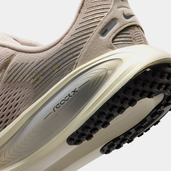 Vomero 18 Grade School Running Shoes (Cream/Gold Grain/Coconut Milk)