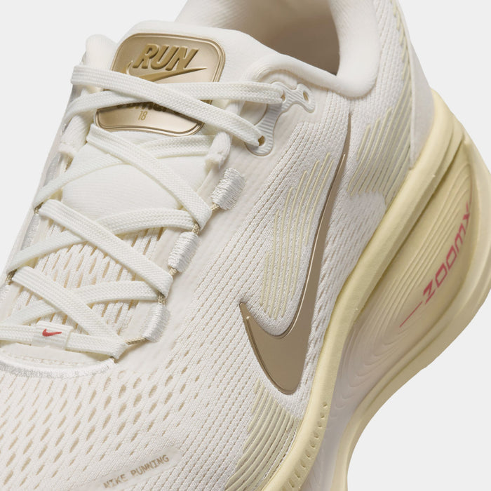 Vomero 18 Womens Running Shoes (Sail/Metallic Gold Grain)