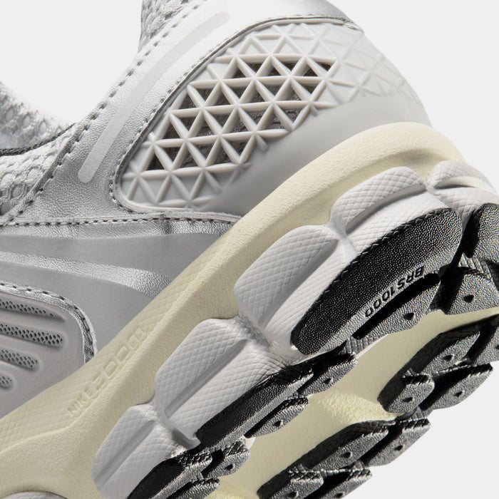 Zoom Vomero 5 Mens Running Shoes (Grey Fog/Metallic Silver/Coconut Milk/Chrome)